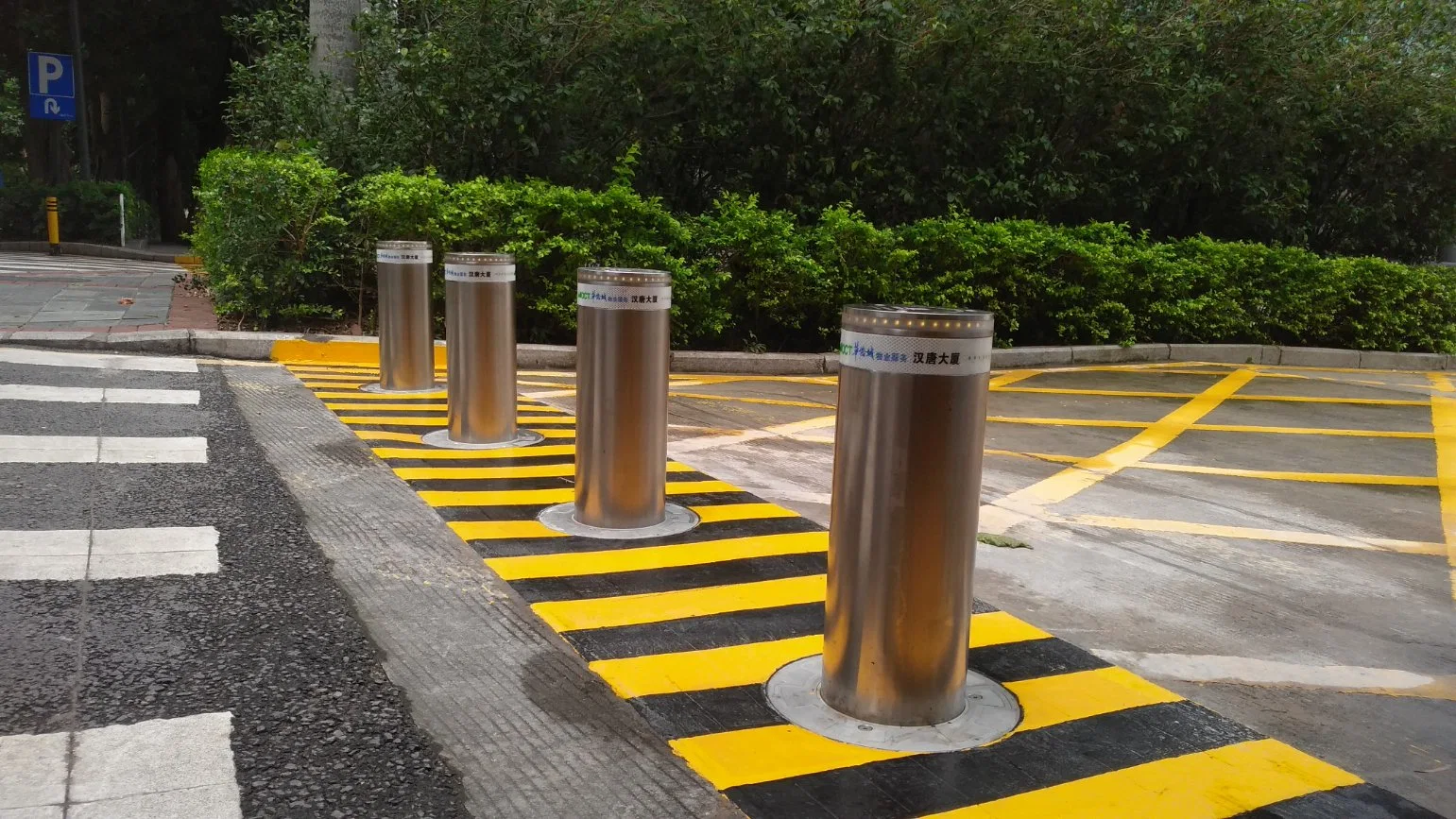 Hydraulic Retractable Steel Rising Parking Bollards Semi Automatic Road Traffic Hydraulic Bollard System