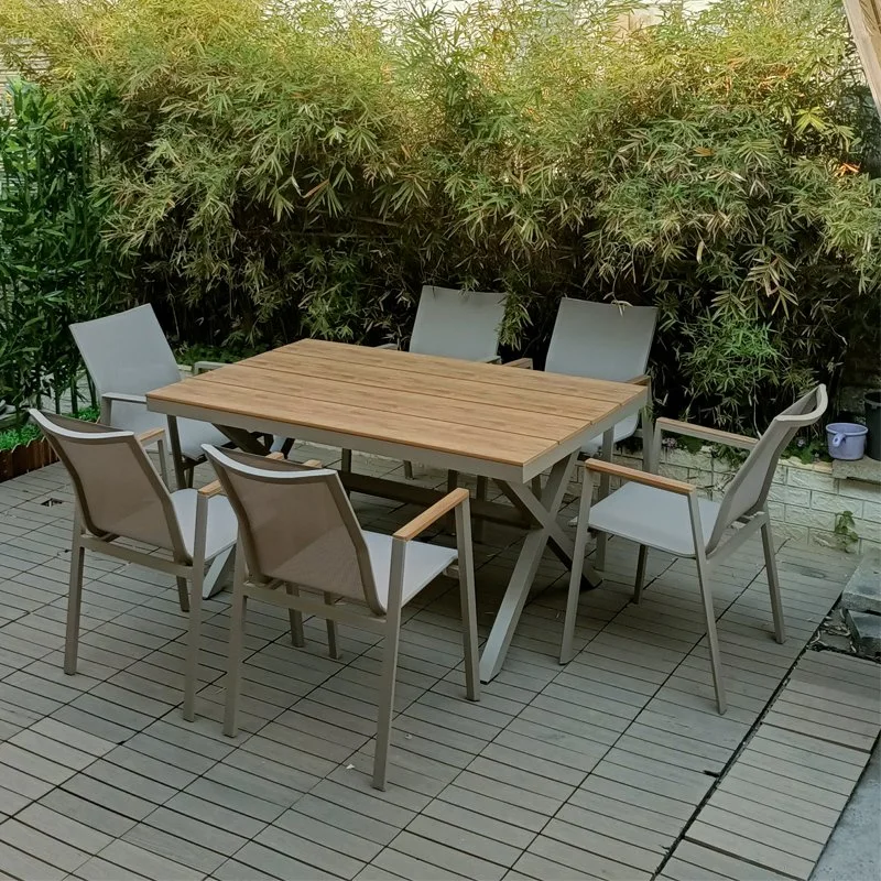 Großhandel Gartenmöbel Hotel Restaurant Cafe Resorts Rattan Wicker Tisch Stapelbarer Stuhl mit Regenschirm Garten-Set