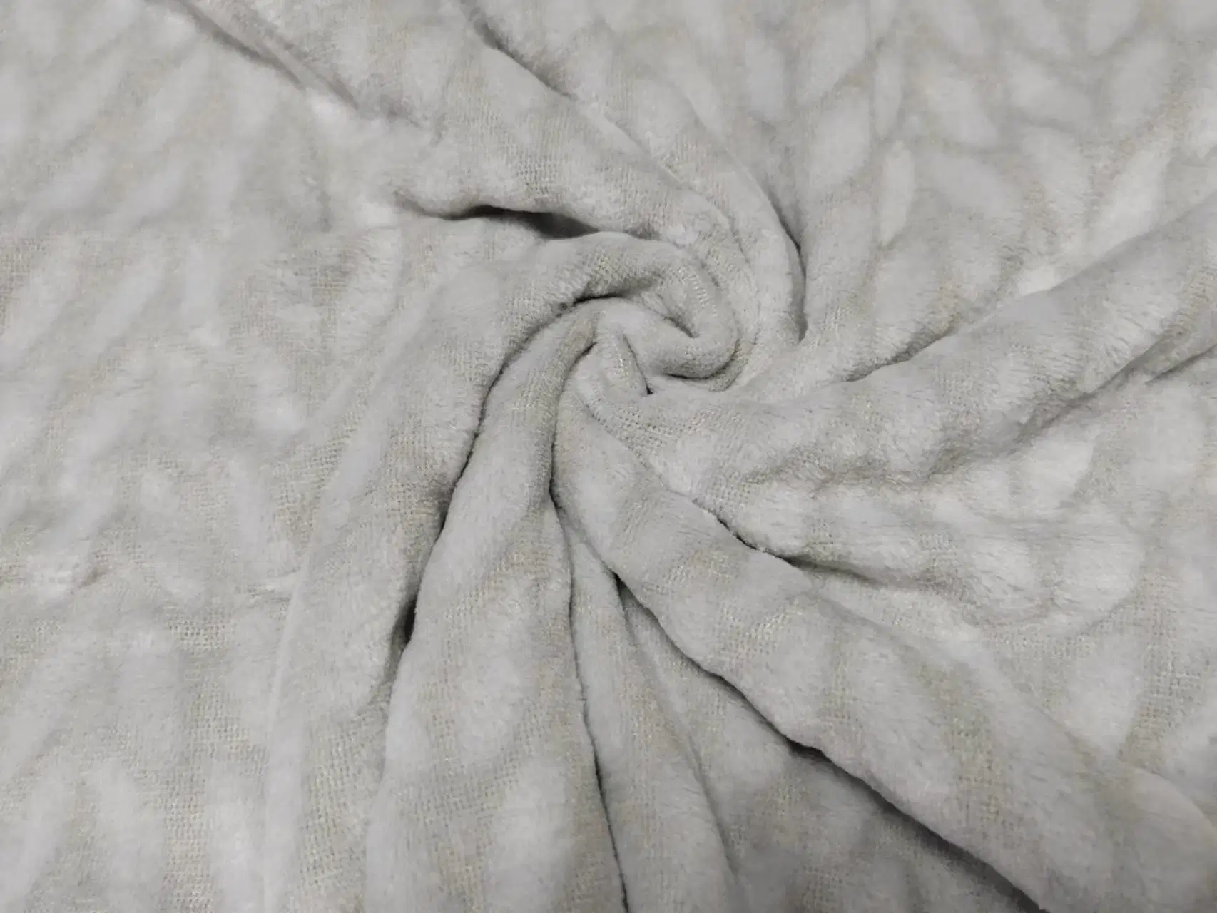 Wholesale/Supplier Coral Fleece Knitted Fabric Light Grey 100% Polyester Velvet Fabric for Garments, Toys, Blanket, etc