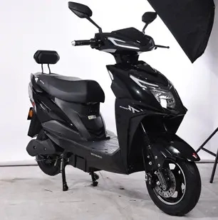 Scooter électrique motorisé puissant 2400W, à faible coût approuvé par la CEE 45 km vitesse pour adulte