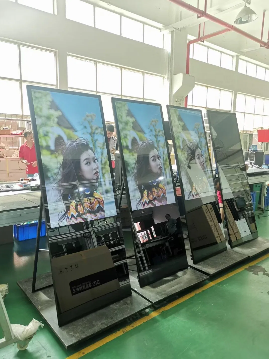 Shenzhen Fabricant 75 pouces grands panneaux Publicité kiosque LCD vidéo Pour publier l'annonce dans l'écran barre d'enceintes des magasins