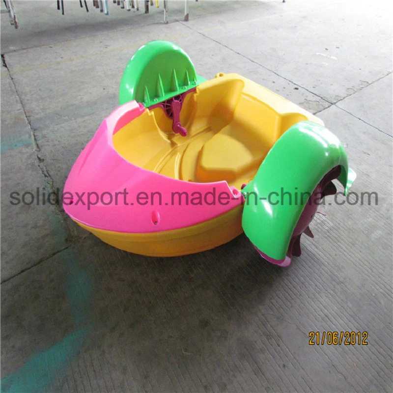 Bateau à pédales à manivelle en plastique d'ingénierie pour parc aquatique d'amusement.