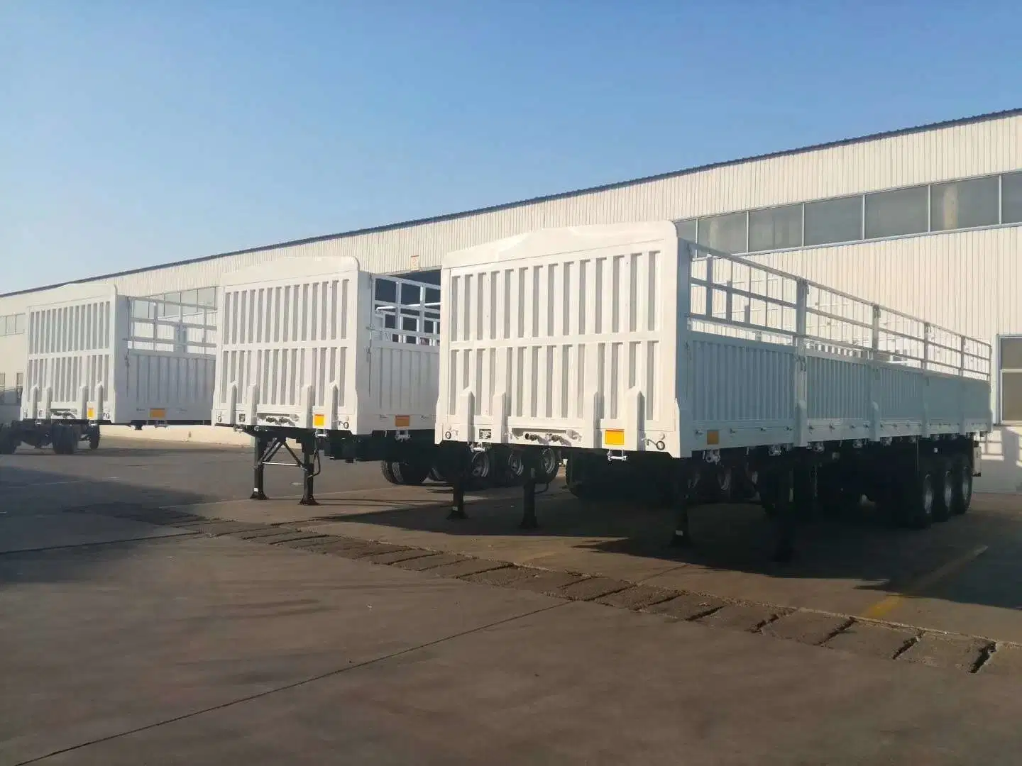 Customized 2 3 4 Axle Animal Transport Stake Fence Semi Trailer for Transport Cattle Sheep Horse