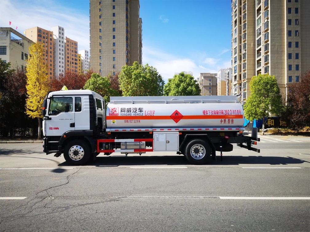 Sinotruk HOWO Sitrak4X2 Capacité 12000-15000 litres Camion-citerne de pétrole brut carburant essence.