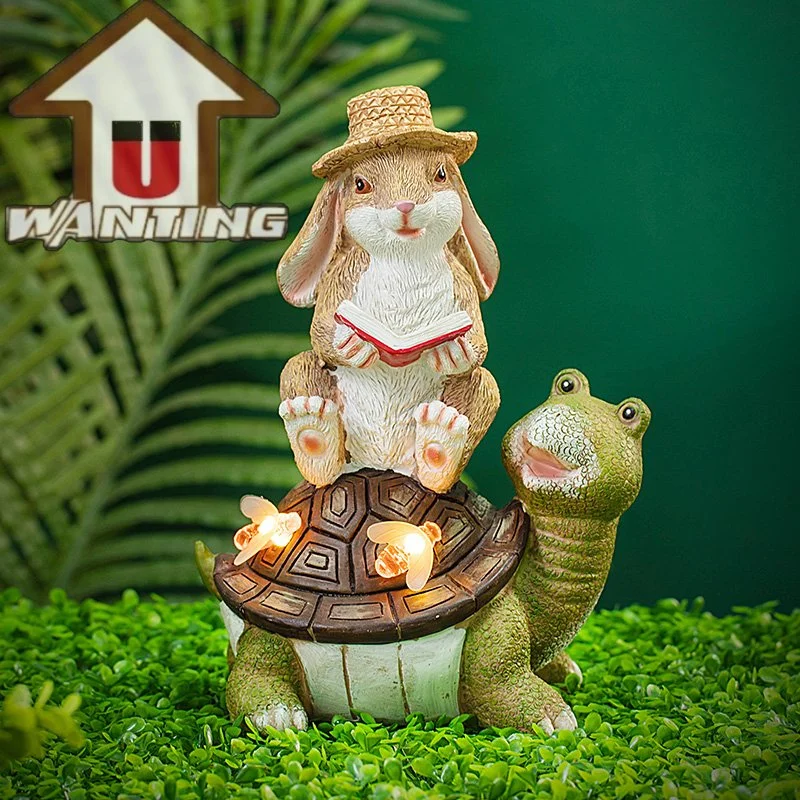 Le lapin est assis sur le jardin des dons de jouets fonctionnels de la tortue Gnome lumières solaires