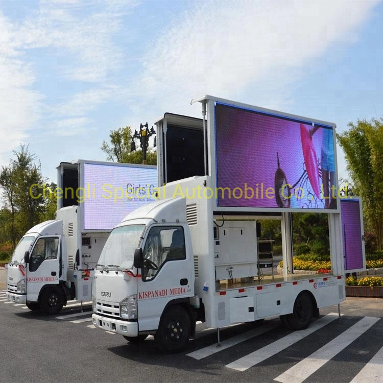 Les écrans d'affichage des camions LED montrent une publicité pour un événement de promotion de concert.