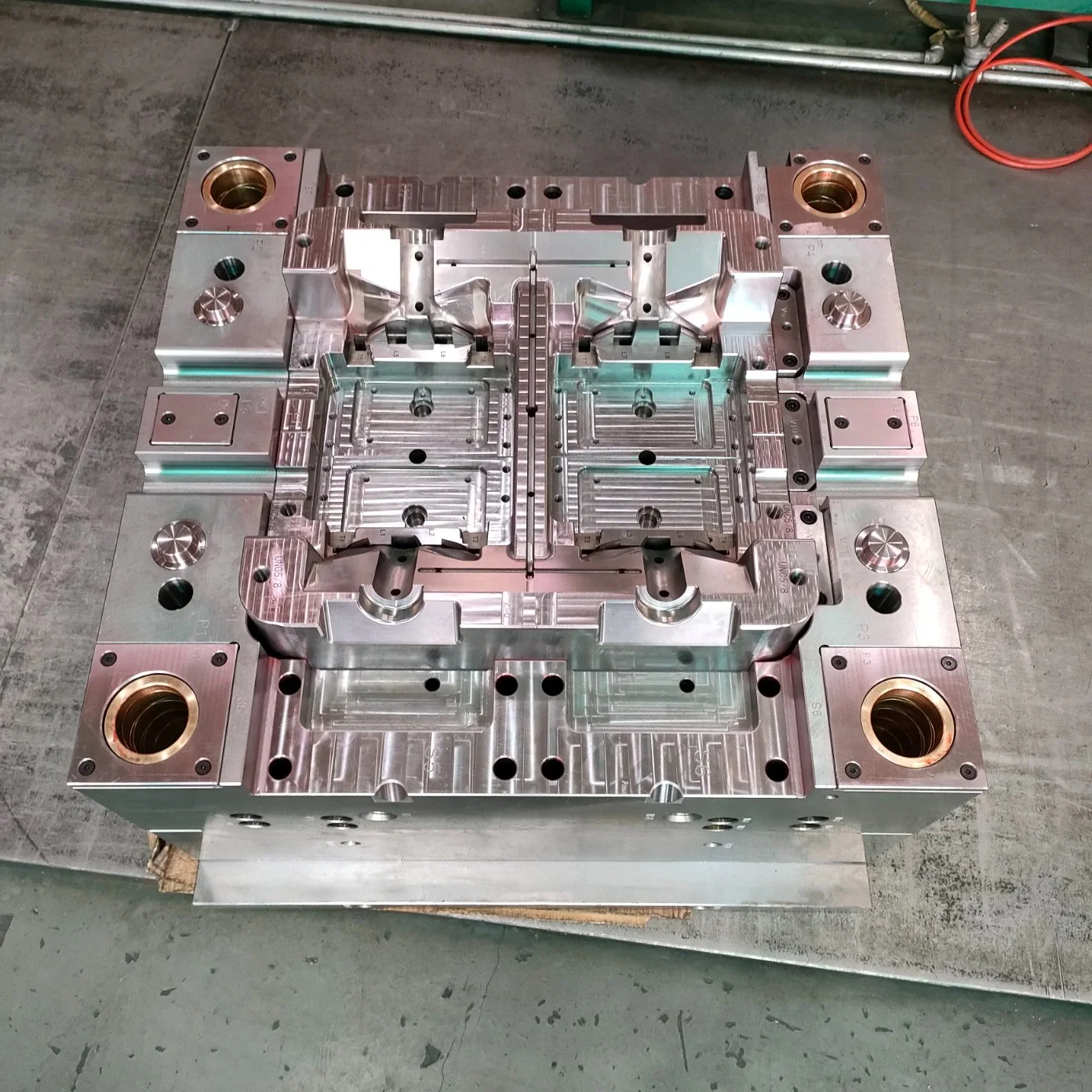 Lkm Injection Mold for Plastic Component with Smooth Surface Finish