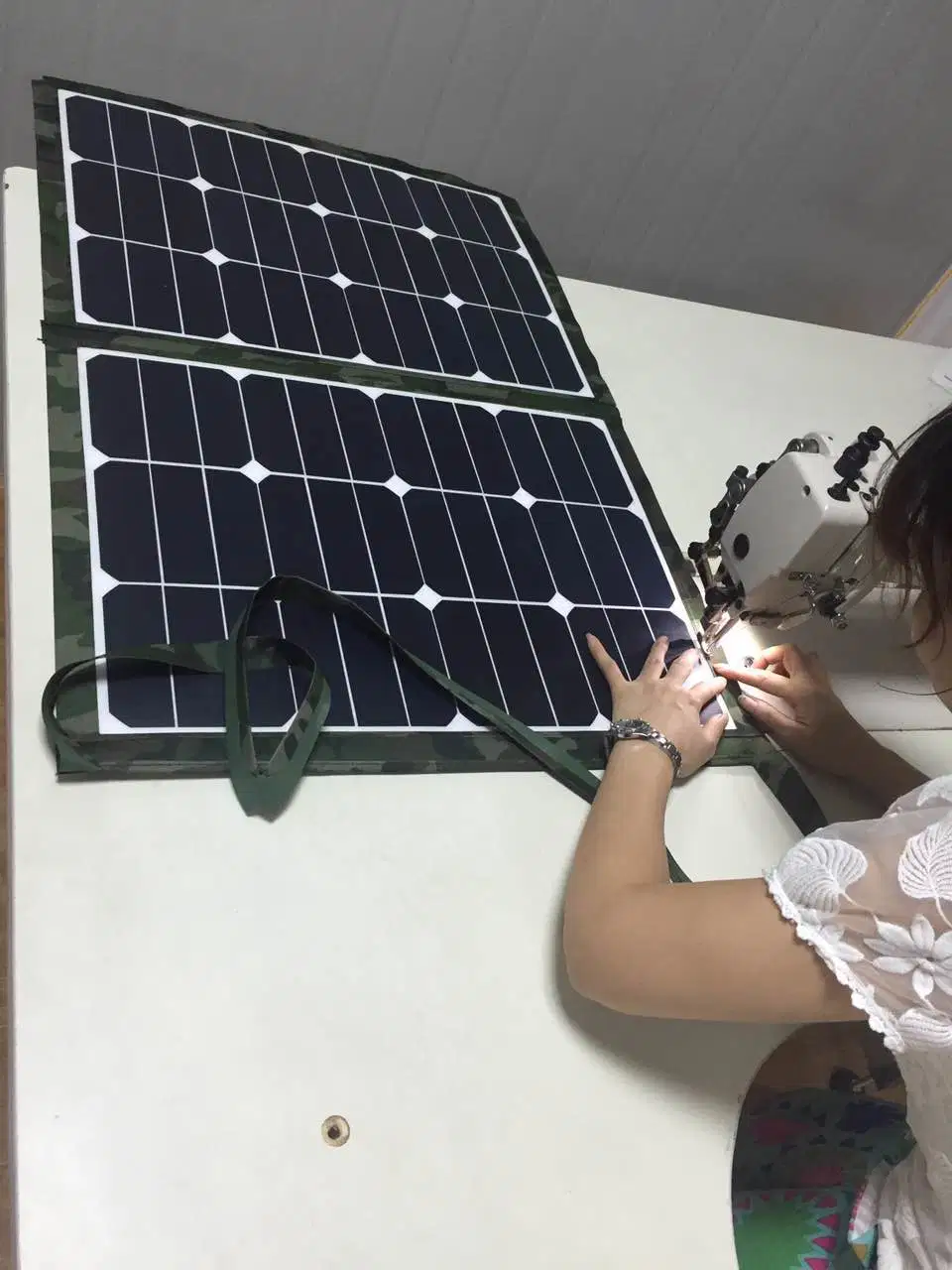 طقم اللوحة الشمسية القابلة للطي بقدرة 120 واط للمخيّم