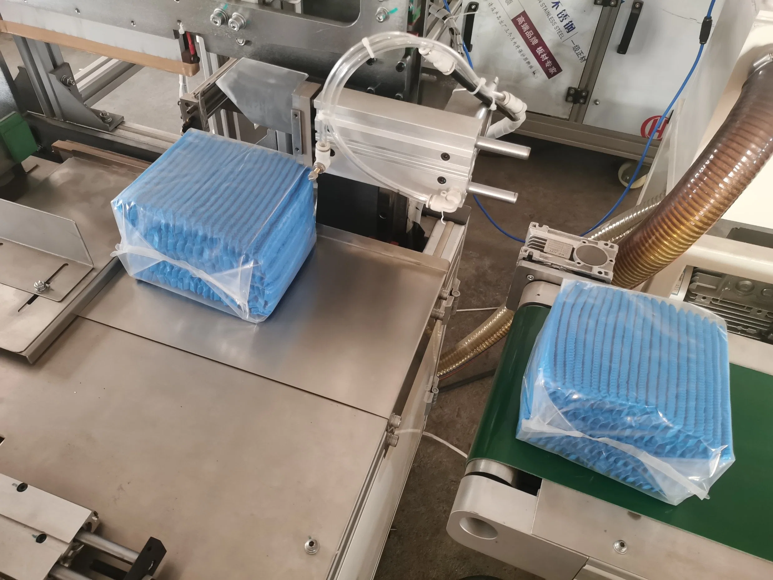 Surgical/Protective/Operation/Space/ Surgeon Cap/ Round Cap Machine, Disposable Non-Woven Hood with Face Mask, Disposable Astronaut Cap Making Machine