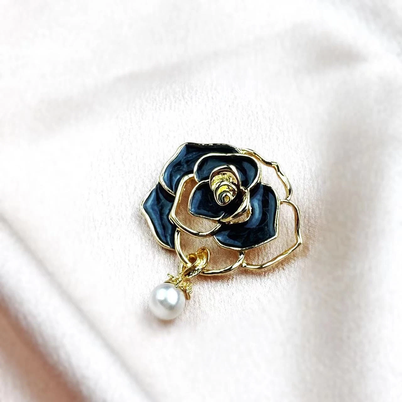 Hot Sale Now High-Class Sense of Camellia Flower New Lovely Gardenia Brooch