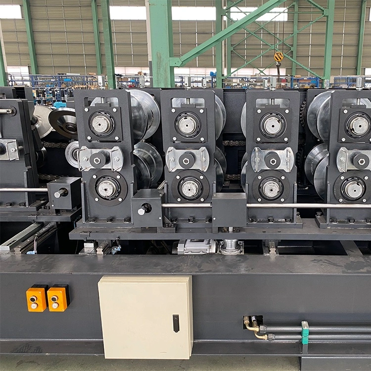 Guter Preis PEB PLC Track und Stud Cold Roller ehemaligen Cz Pfette Roll Formmaschine