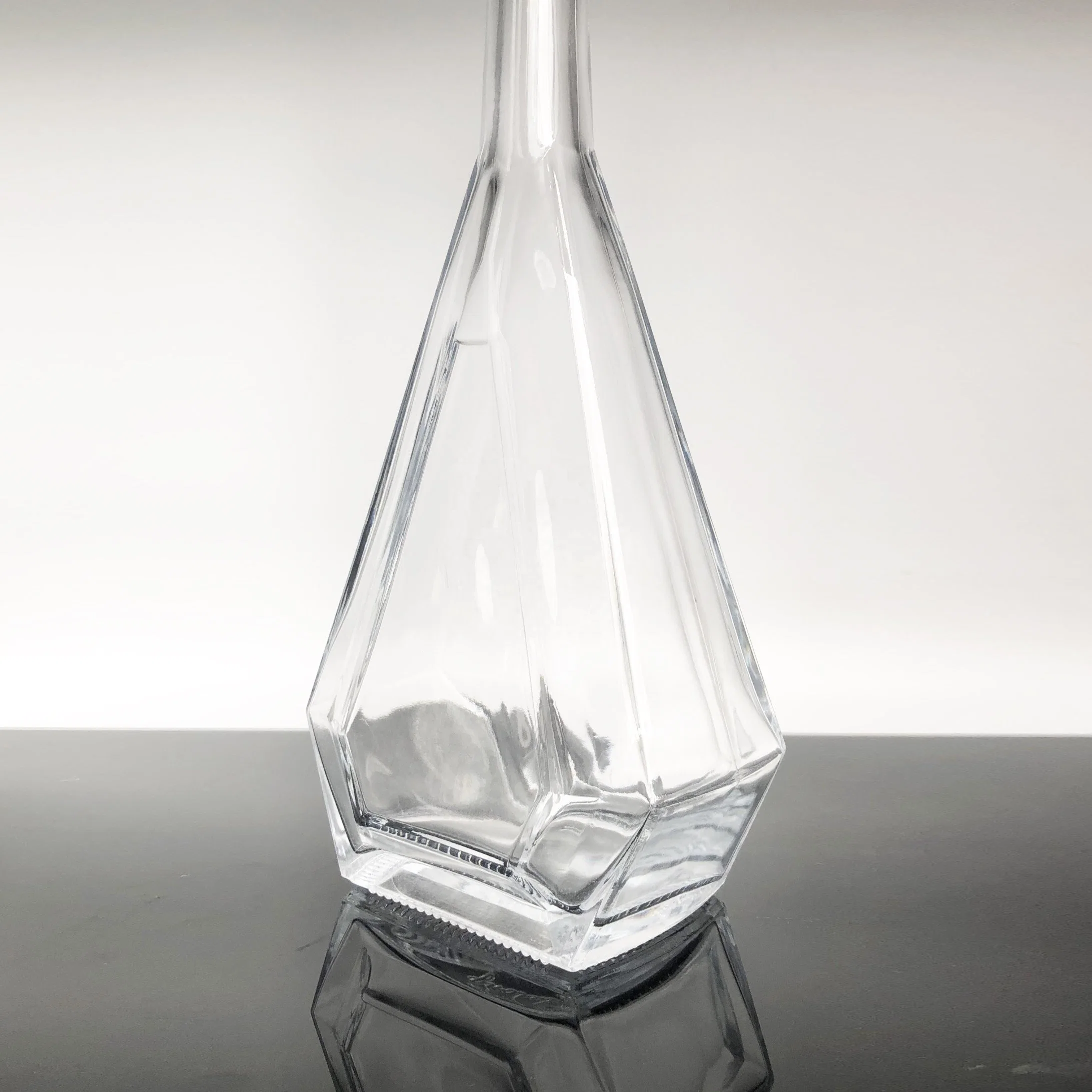 Manufacturers Wholesale/Supplier Customize Whisky Vodka Liquor Glass Liquor Bottle