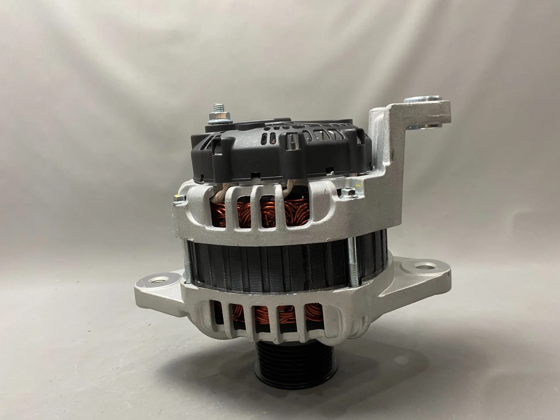 Factory OEM Car R215 Parts for Valeo Generator 24V90A Alternator 21q6-42000