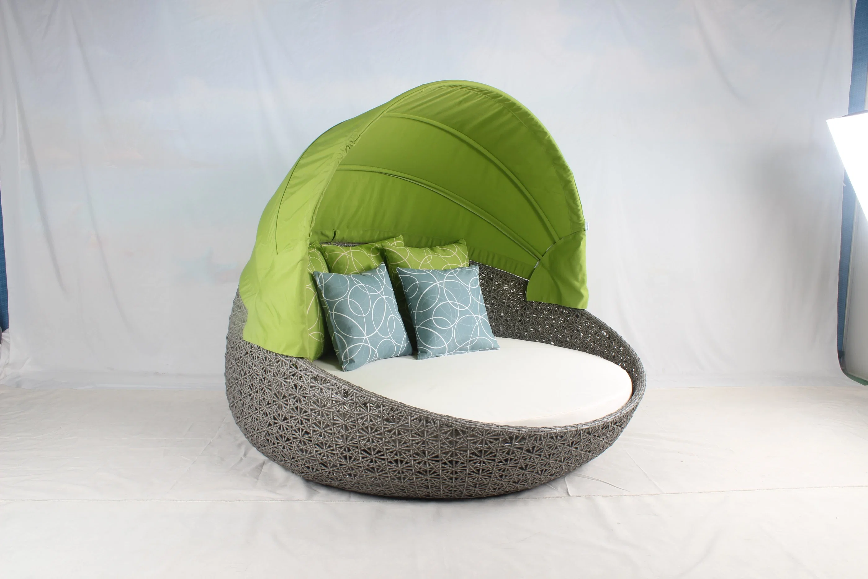 Garden Furniture Hotel Pool Side Use Round Rattan Outdoor Daybed with Canopy