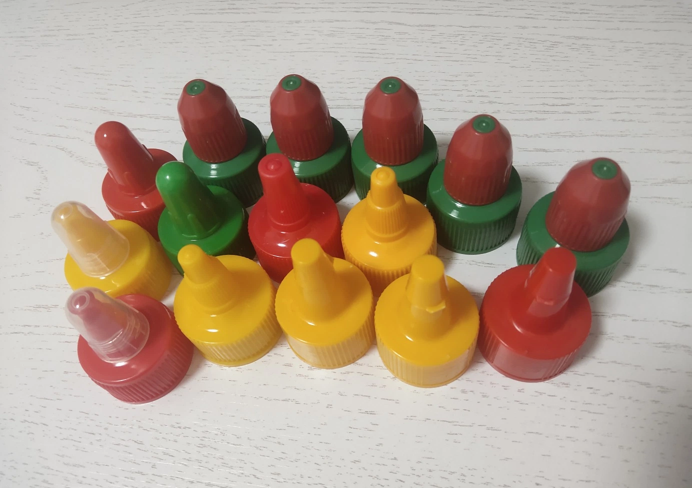 28/410 Plastic Twist Cap for Sriracha Sauce Tomato Sauce