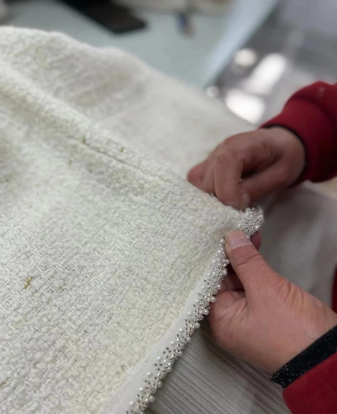 Haute couture pour femmes, costume gris à carreaux pour le travail de bureau.