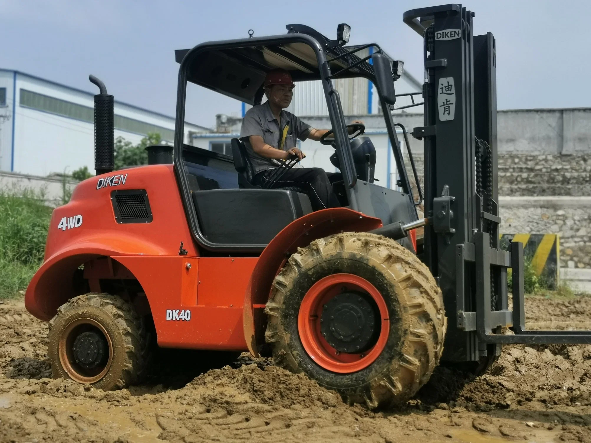 4ton 4WD 4X4 Rough Terrain Hydraulic Forklift with Closed Cabin