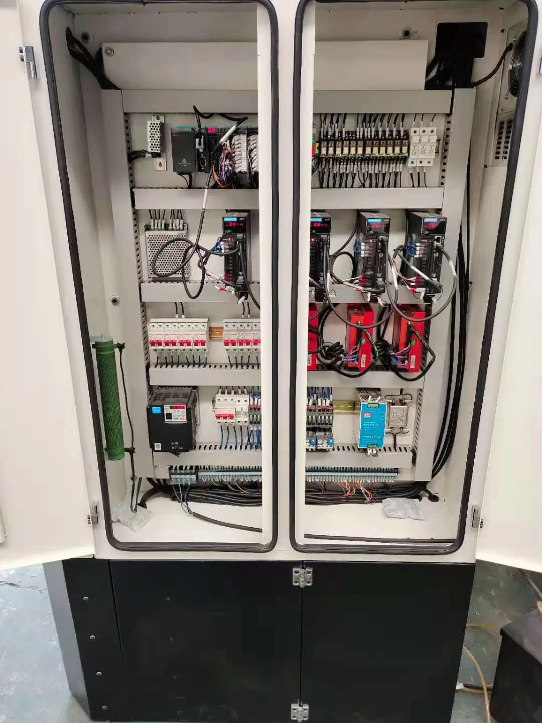 Coupe en aluminium de lame de scie circulaire Tct face à l'angle rectifieuse CNC avec chargeur robotique