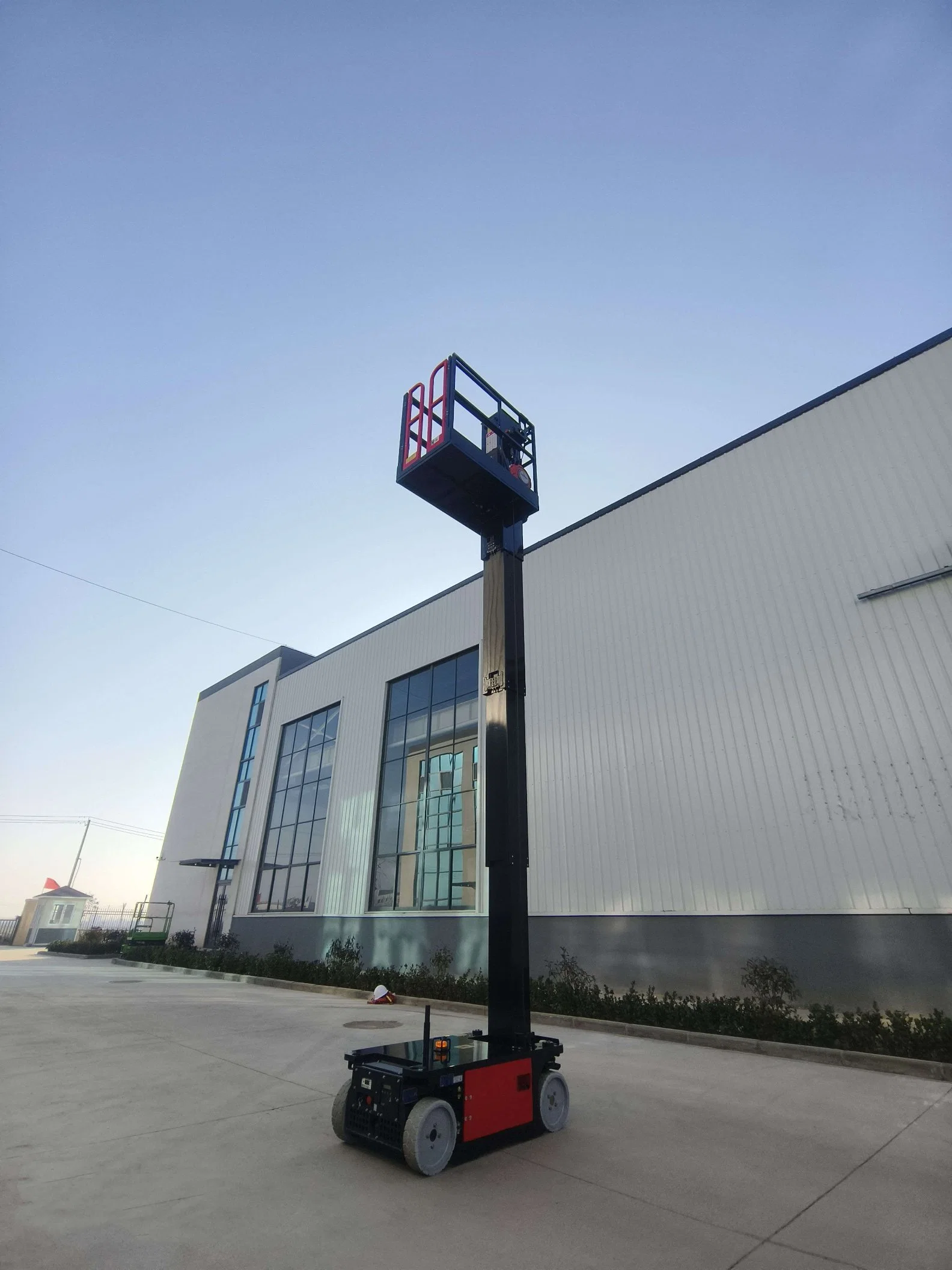 Mobile Electric Lifter Self-Propelled Vertical Mast Aerial Work Platform 4m 6m 8m 4WD Mini Electric Boom Lifting Equipment Self-Propelled Man Lift Cherry Picker