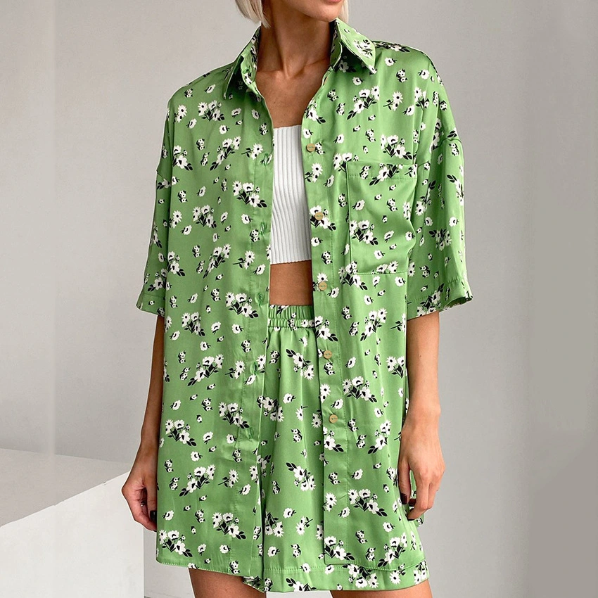 Conjunto de calções de pijamas em seda verde com estampado acetinado de designer para mulher Primavera Conjunto de 2 peças para usar no lounge