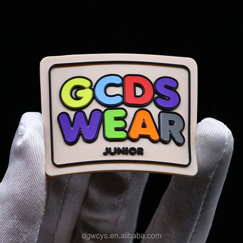 PVC Soft Rubber Labels Proveedor Custom Embossed Logo 3D Sew Sobre parches de goma Bada de silicona para prendas