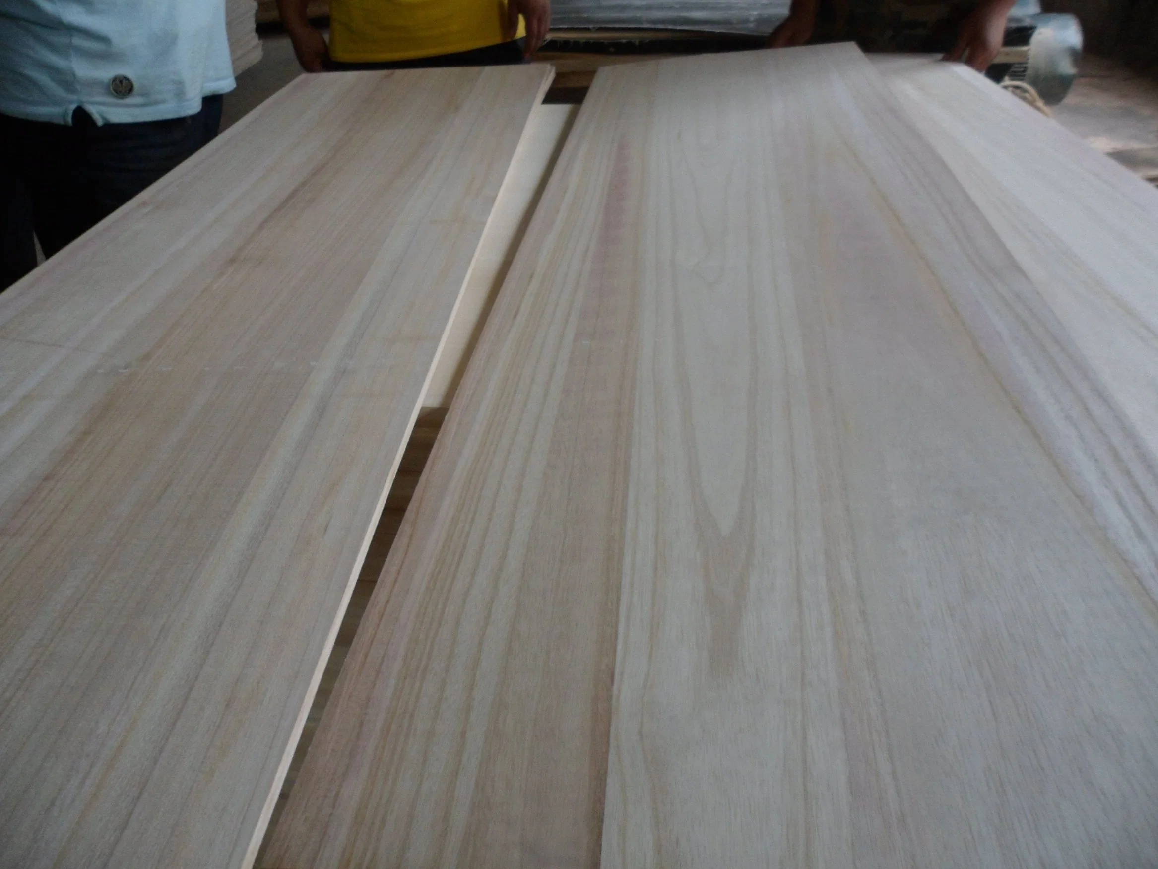 Muebles con tablero de Paulownia de madera natural o blanqueada.