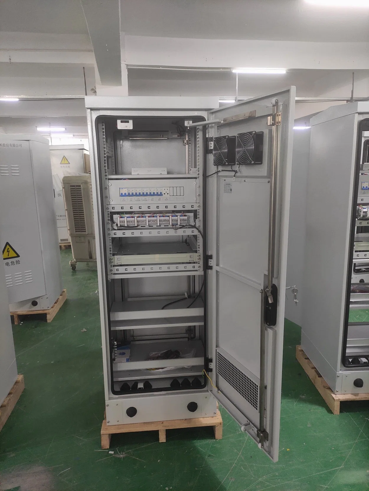 Server Cabinet Waterproof Metal Cabinet Outdoor Telecom Cabinet Custom IP20 Large Floor 42u 32u 12u Network Rack Case