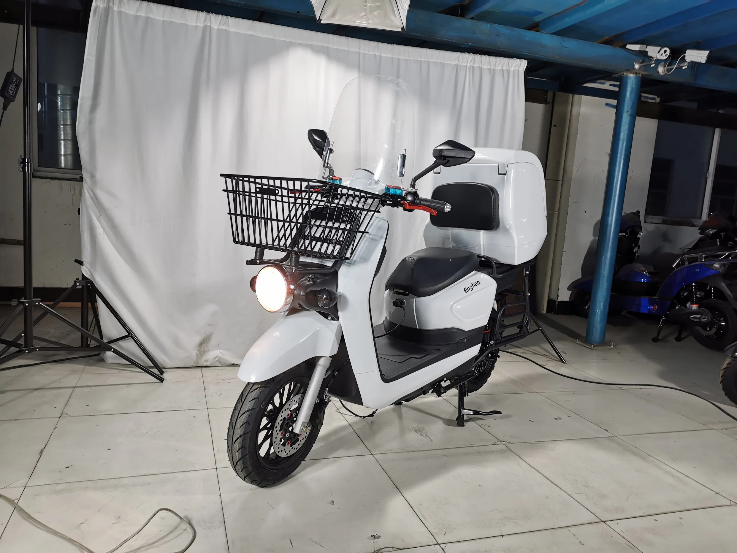 Classic Adult 2 ruedas 1000W 1200W Scooter Factory Oferta Express Fast Food motocicleta eléctrica con caja trasera para la venta