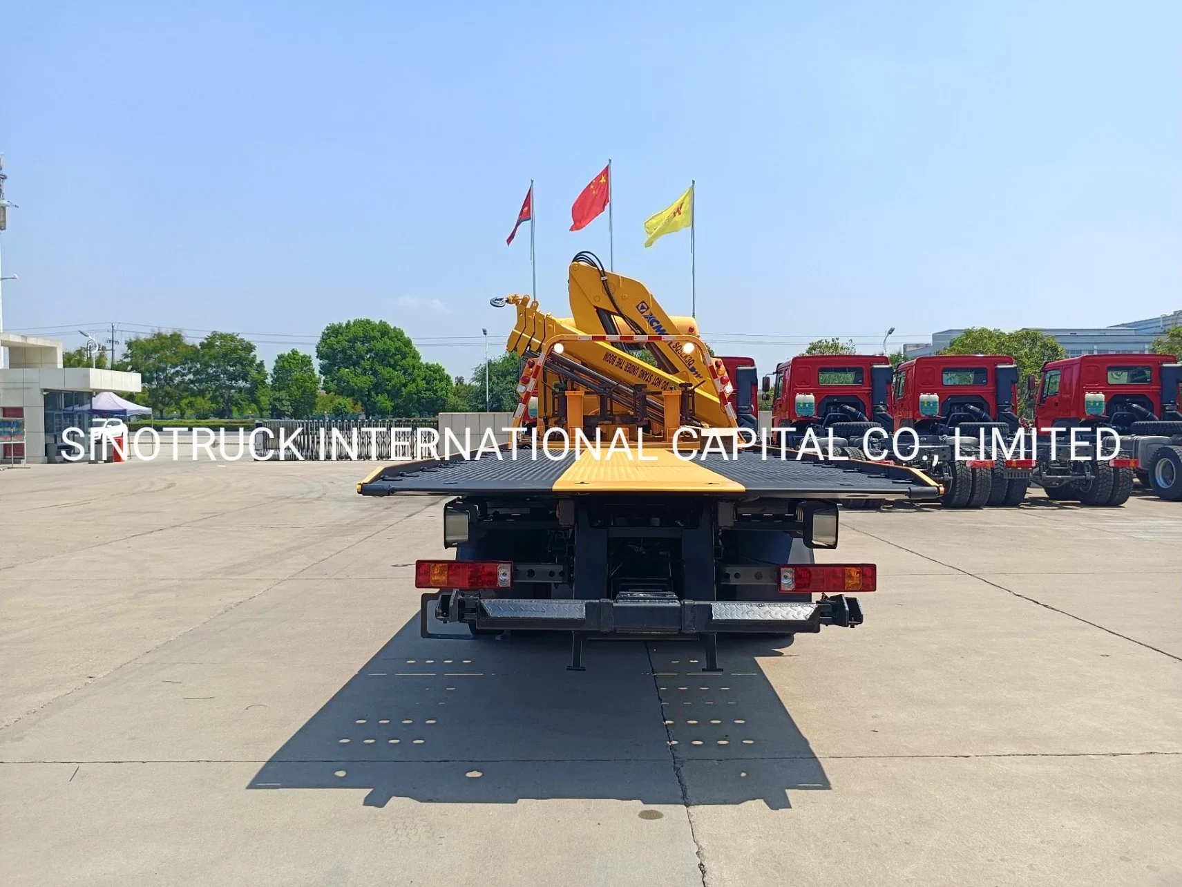 Sinotruk HOWO/Homan High Operating Efficiency Flatbad Rescure Truck Road Wrecker Truck with Crane 8 Ton Knuckle Boom Crane