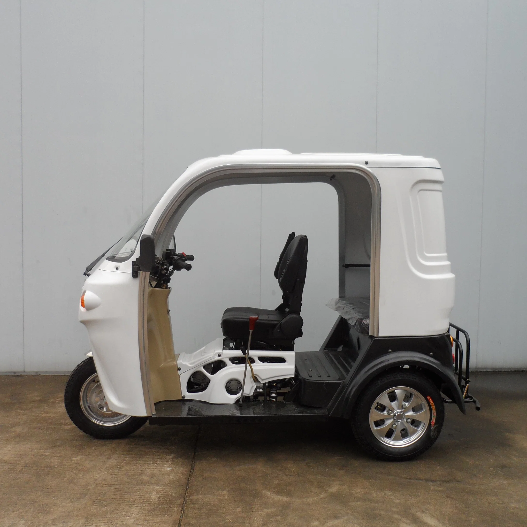 Yamasaki 110cc Tricycle Motor Trike with MP3, Door Mounting