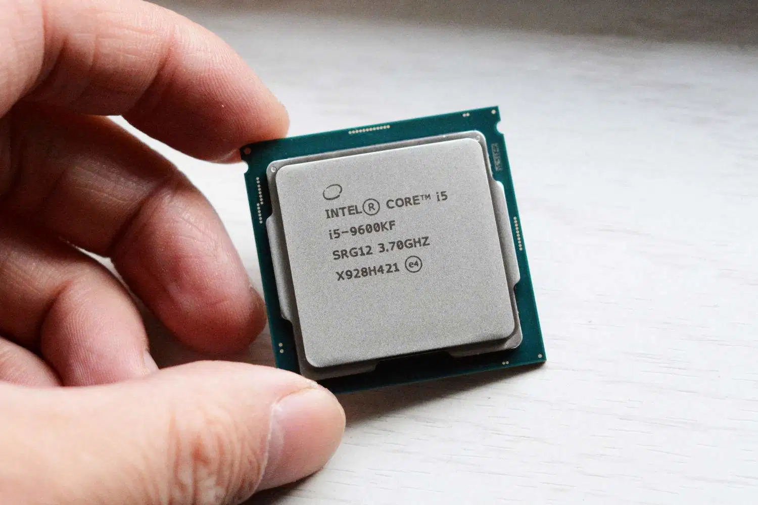 Processeur Intel Core i5-9600kf à 6 coeurs de processeur de bureau jusqu'à 4,6 GHz, processeur déverrouillé Turbo graphiques gratuits LGA11151 démonté