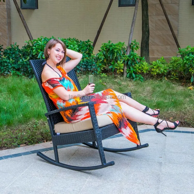 Cadeira de balanço de lazer no jardim com rotim Pátio Pátio de móveis para atividades ao ar livre Tudo em tempo integral com almofadas