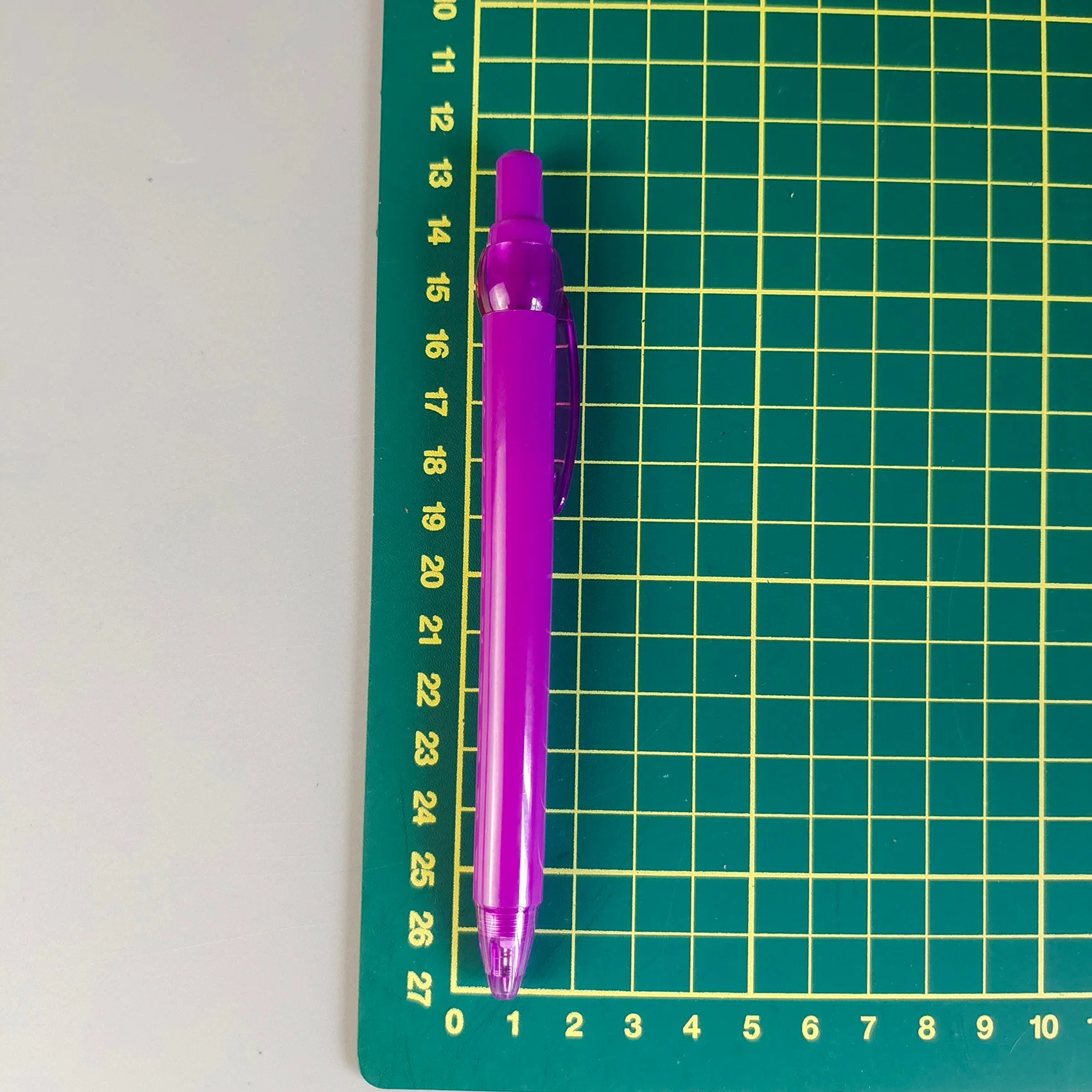 Stylos à bille en plastique violet avec fenêtre et message personnalisé.