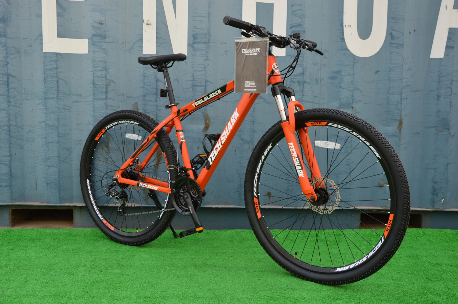 Bicicleta de montaña de aleación de aluminio de color negro con buena calidad