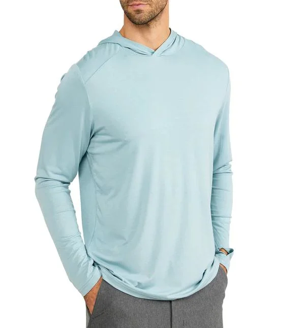 Chemise de sport à manches longues légère et confortable avec capuche pour hommes, conçue sur mesure pour la performance lors de la randonnée et de la pêche.