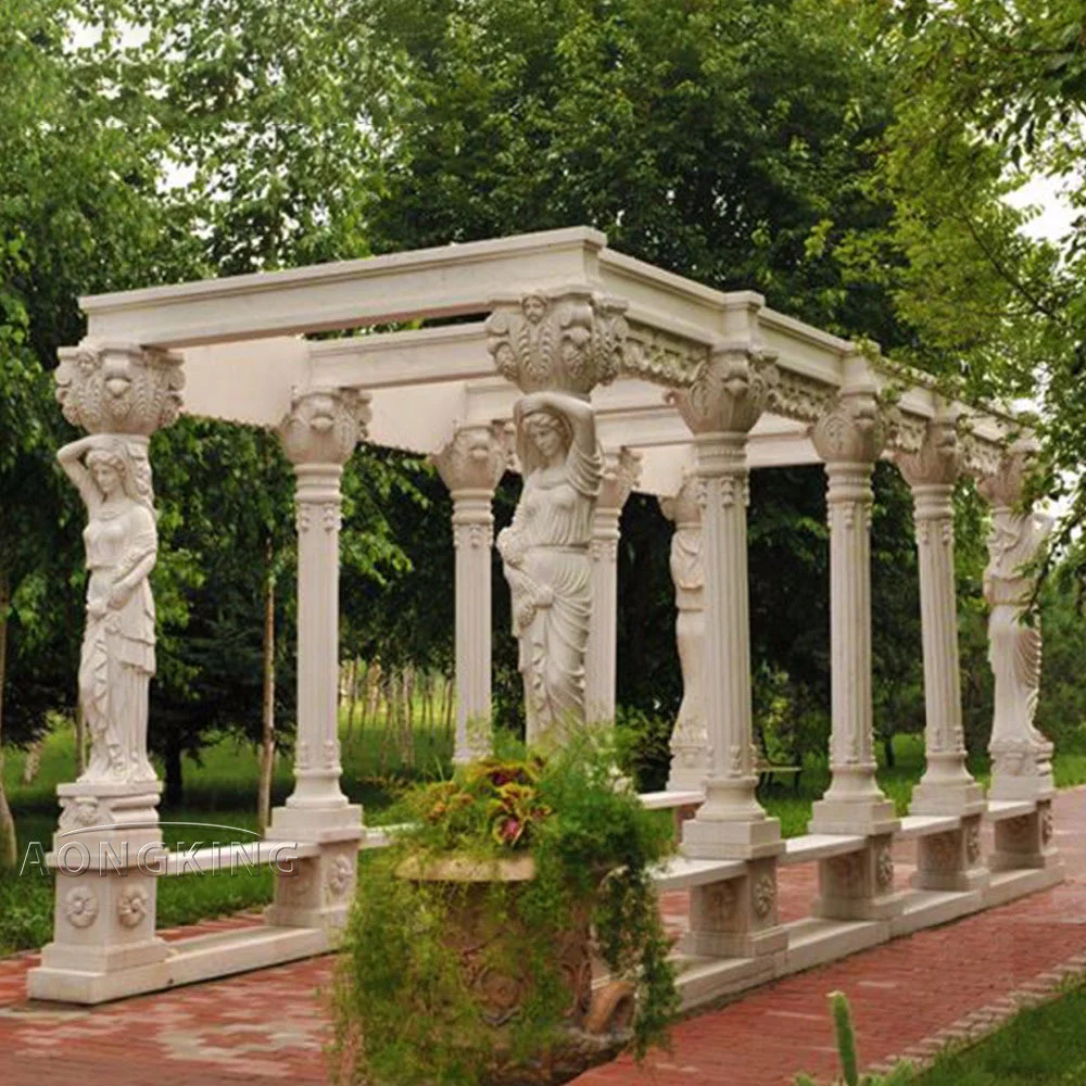 Großer Pavillon aus weißem Stein mit runden römischen Säulen im Freien