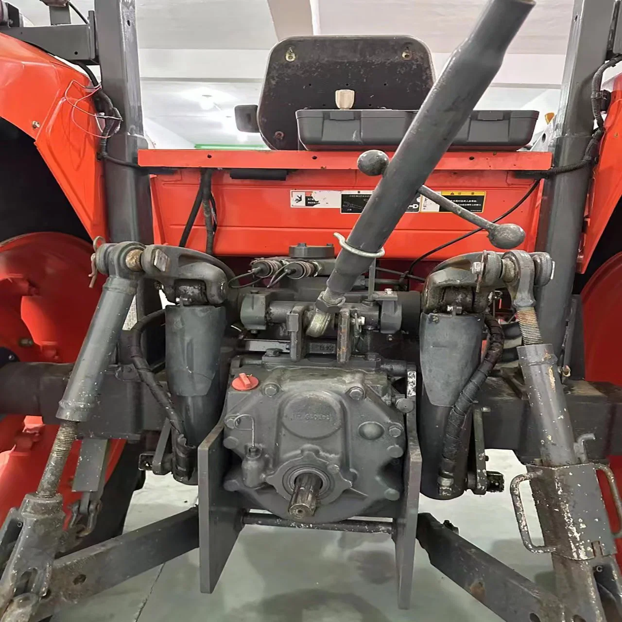 Utilisé un tracteur à pied compact Kubota M854K d'occasion avec charrue