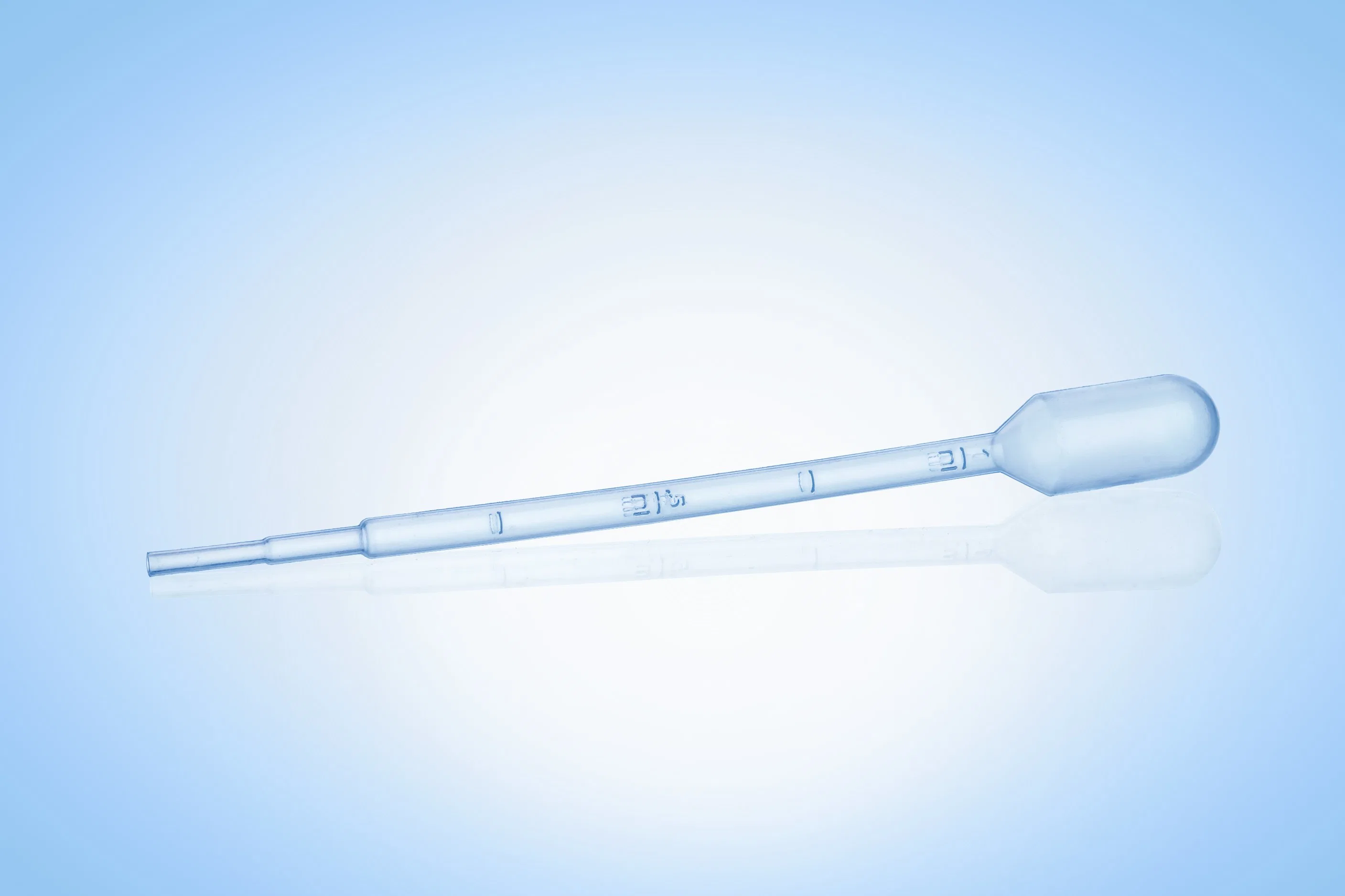 Laboratório de suprimentos médicos de transferência de plástico com uma pipeta Pasteur Pipetar uma pipeta de transferência