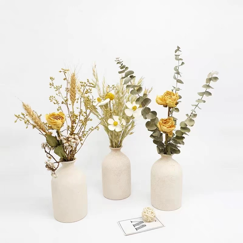 Flores secas artesanais da moda com vasos de palma para decoração home
