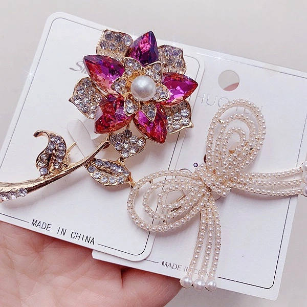 Mayorista Full Crystal Brooch Pins Mujer Accesorios 2023 Moda Colorful Broches de perla CZ y pasador de broche de mariposa