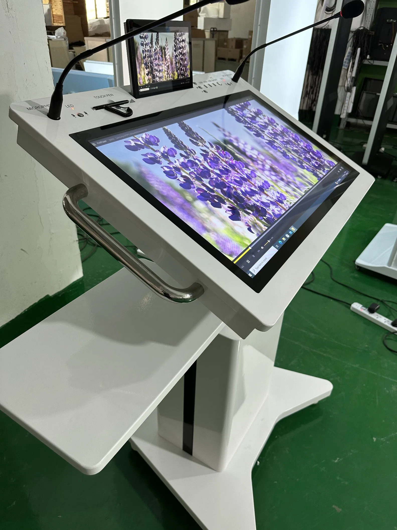 Smart Double Screen Aio Meeting Podium 32" Windows Interactive Pcap Plus 10-Zoll-LCD-Display Monitor Rednerpult