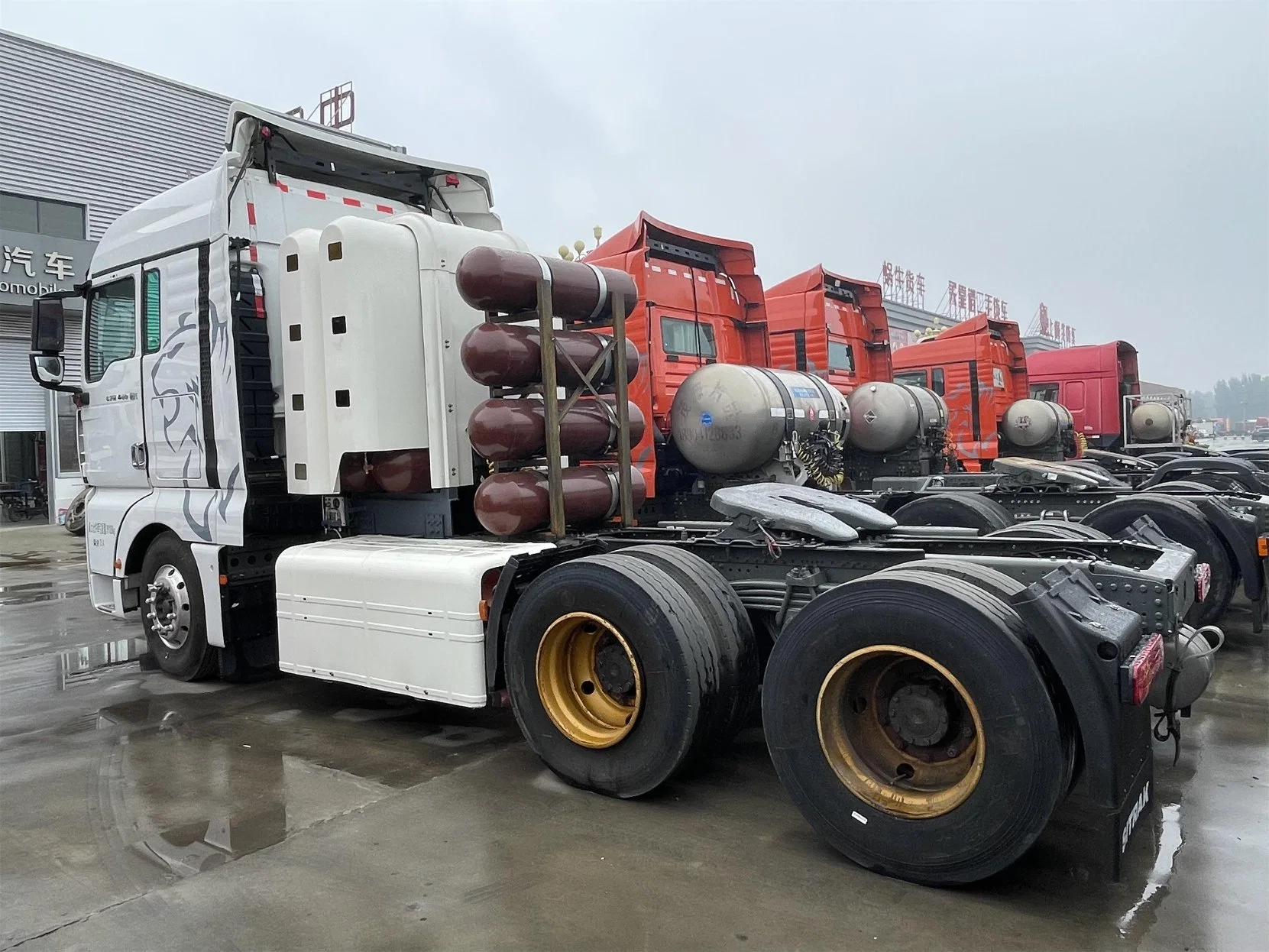 Guter Betriebszustand chinesischer CNG Traktor HOWO 420HP 6X4 gebraucht CNG Abschleppwagen CNG Container Truck für Usbekistan Markt