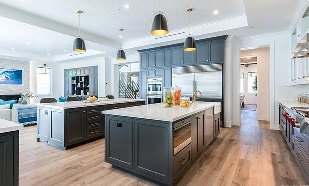 Installation d'un double meuble d'îlot de cuisine avec des comptoirs en quartz