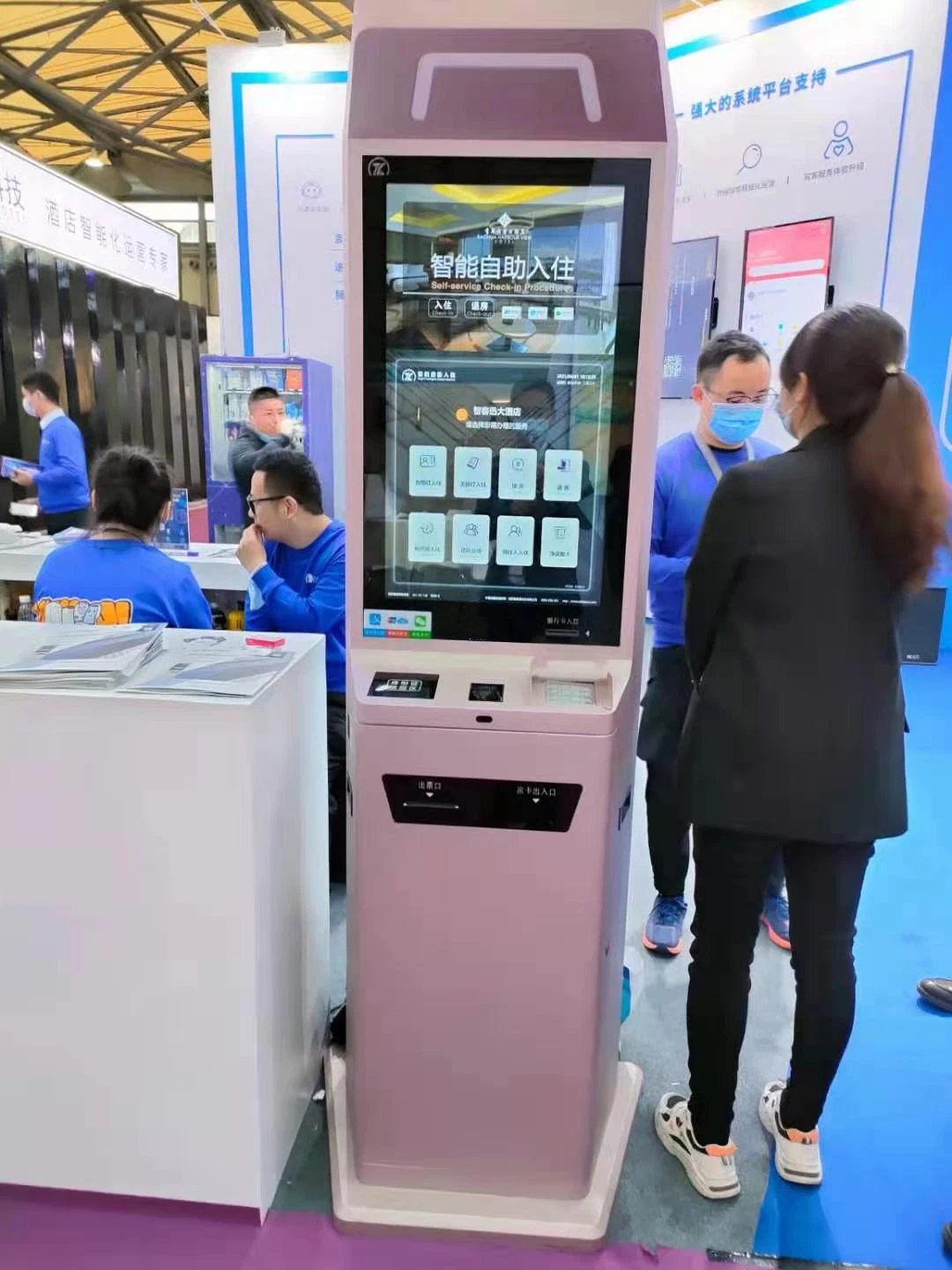 تسجيل وصول ذاتي من فندق المطار 32 بوصة بشاشة تعمل باللمس Kiosk مع نظام البرامج