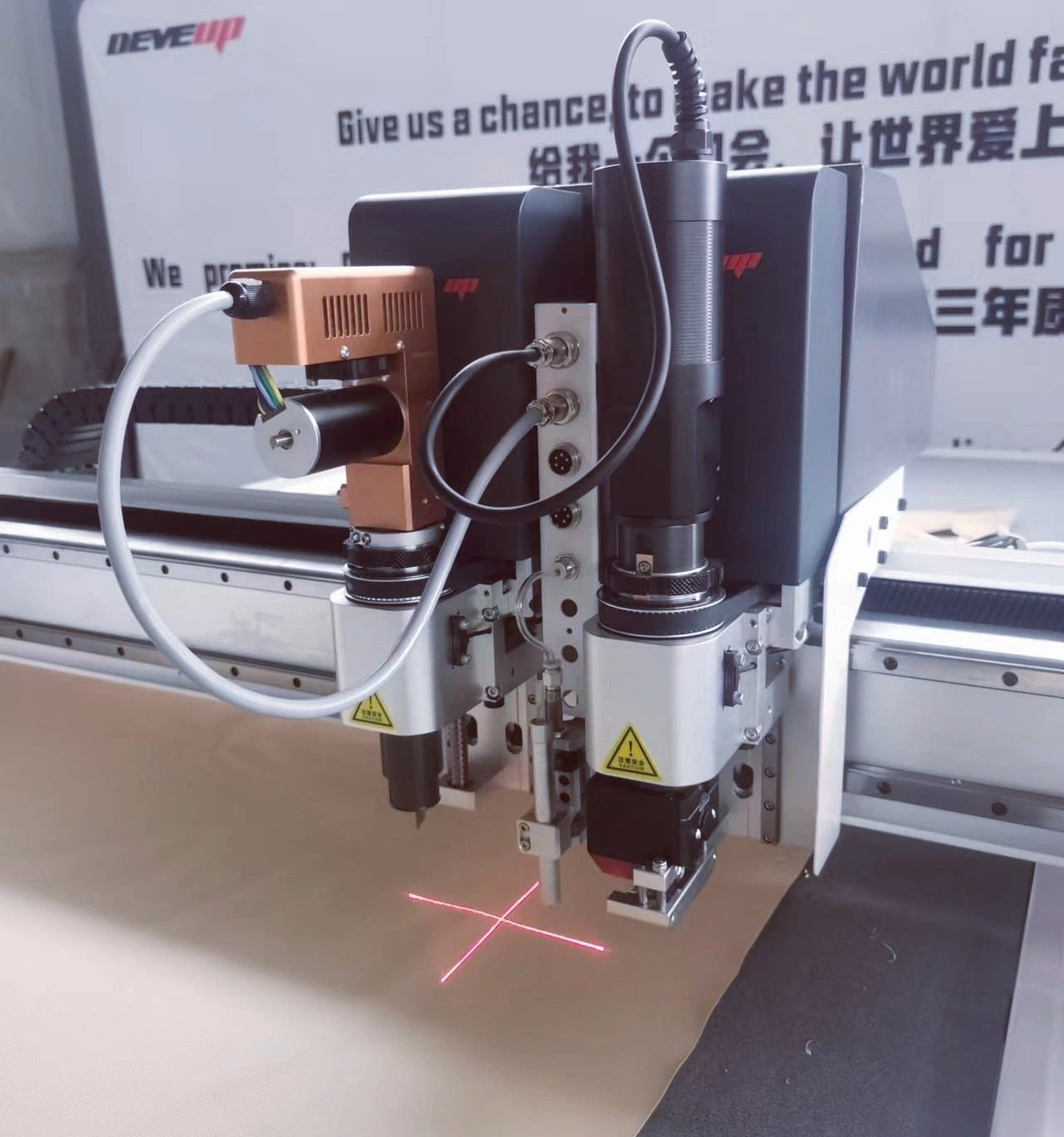Máquina de corte láser CNC con cuchilla oscilante para tela de neopreno, fibra de carbono, fibra de vidrio, tela de prepreg, cuero, calzado y textil.