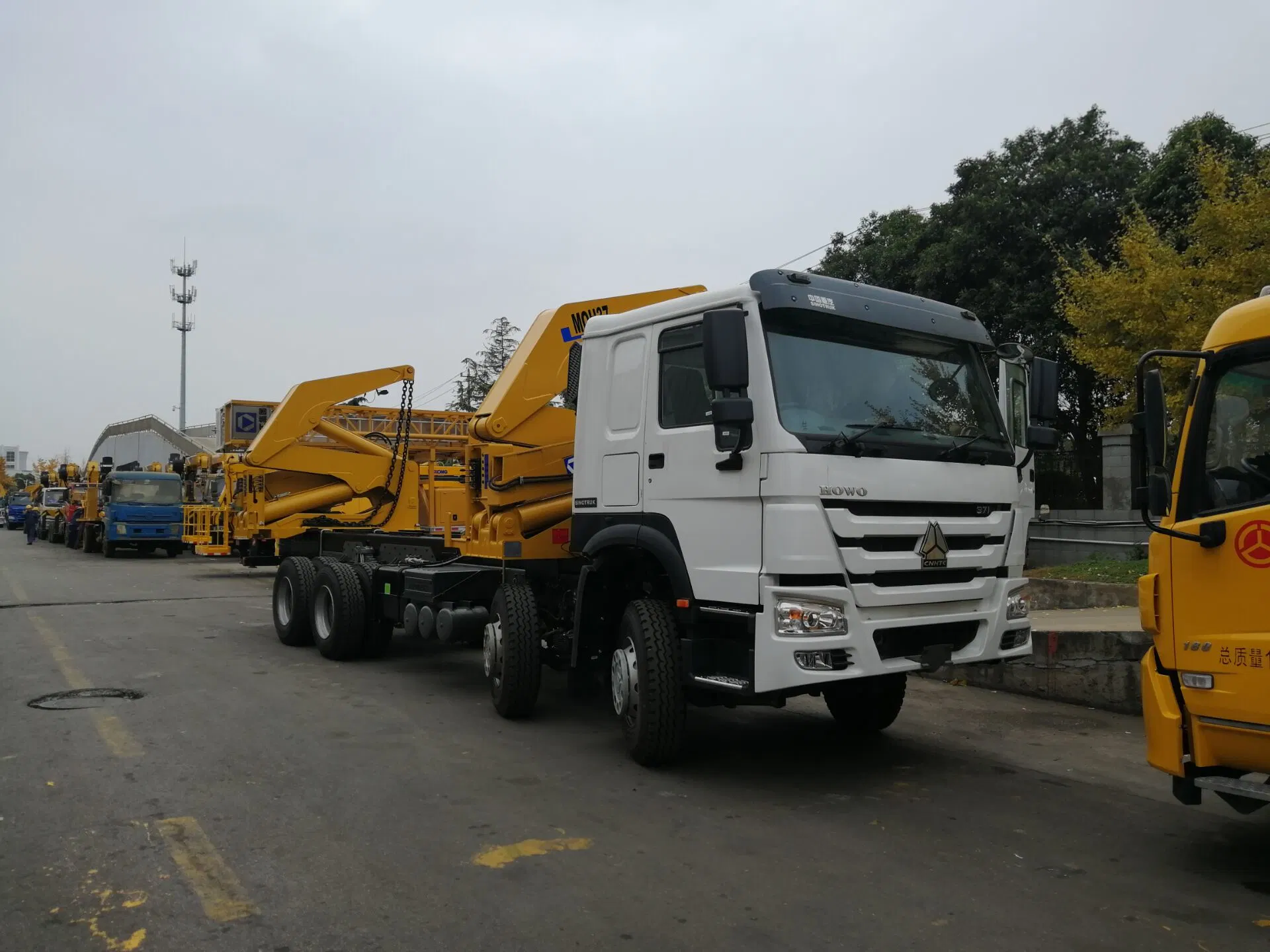 Sinotruk 8X4 Side Crane Lifter Crane Truck Side Crane