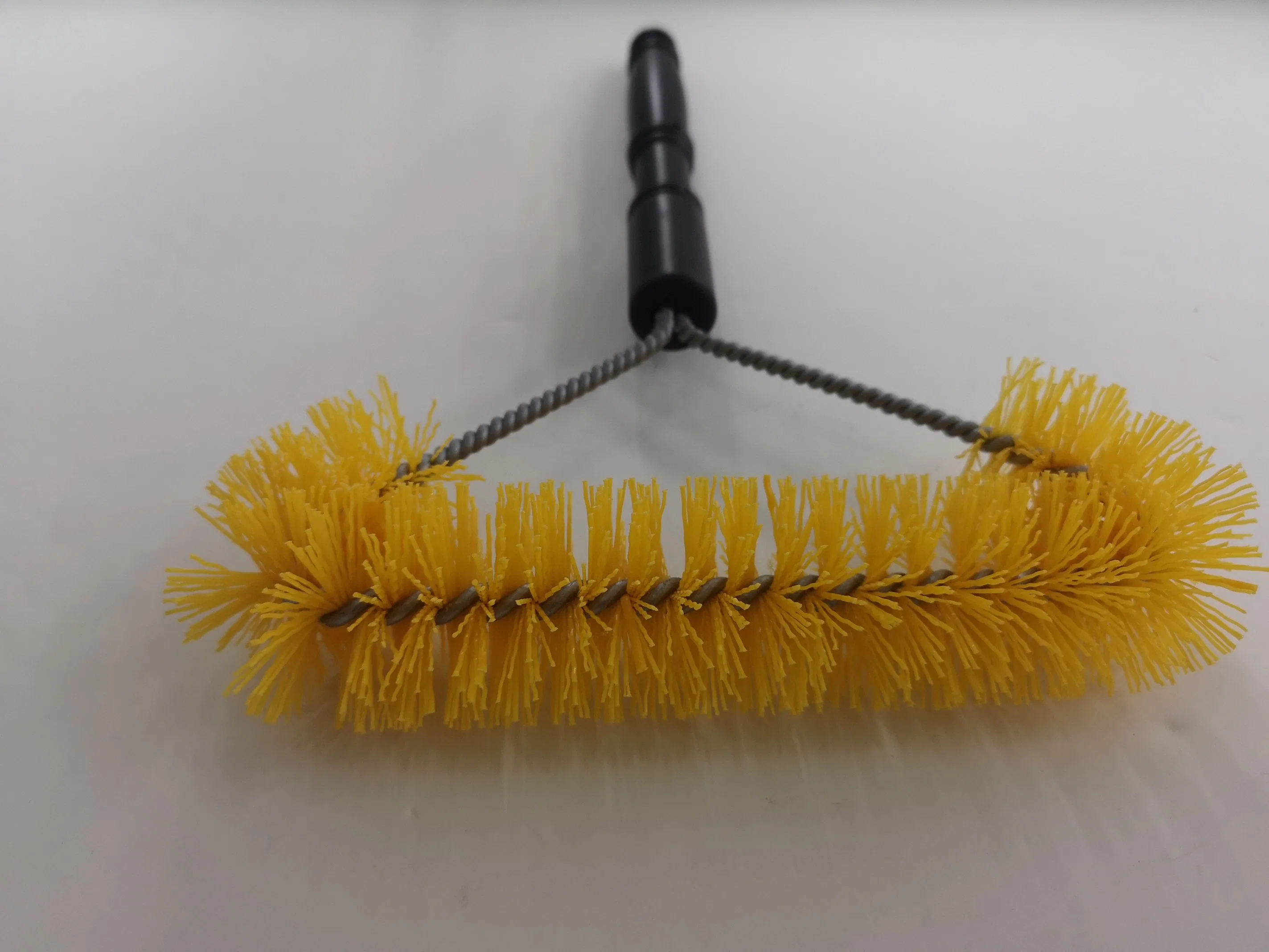 Brosse à bristle en plastique triangulaire avec manche noir en fil métallique