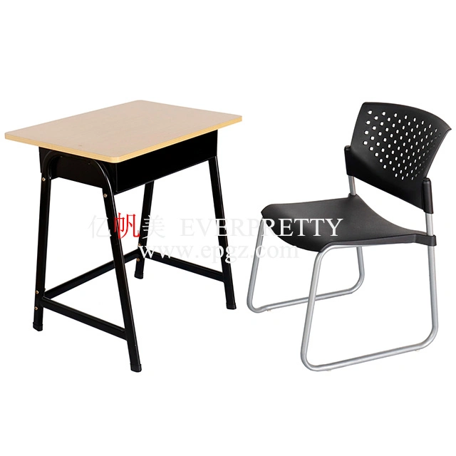 Moderno mobiliário escolar de plástico na sala de aula aluno mesa e cadeira