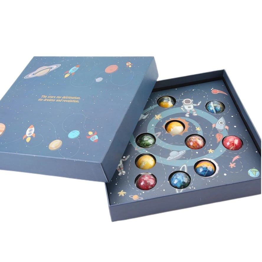 Caixa de chocolate com capa personalizada para crianças com o tema Céu e Terra e revestimento de plástico. Sacolas de presente personalizadas.