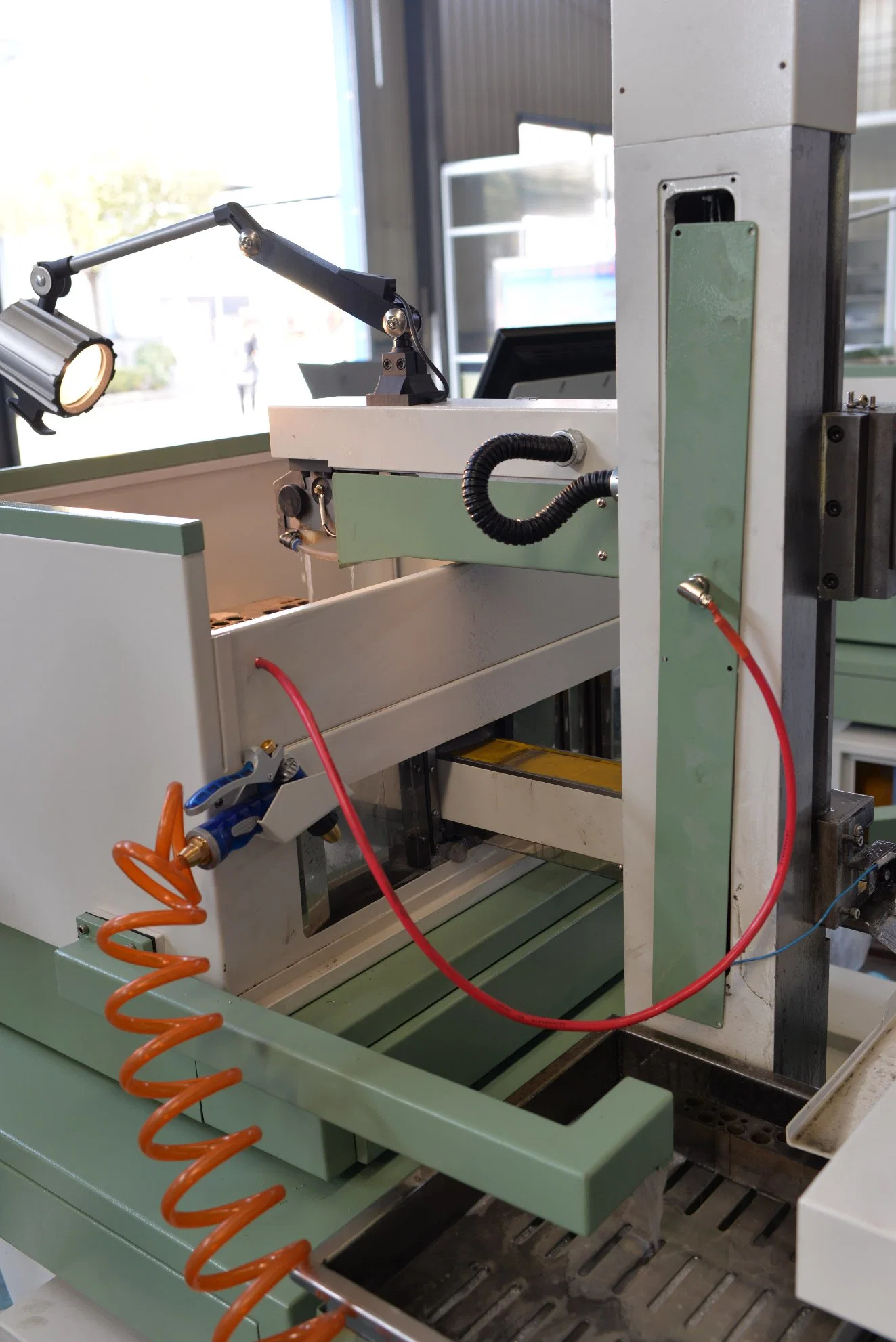 CNC EDM Wire Cutting Electric Discharge Machine